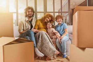 famille sont content pour le Nouveau maison. concept de réel biens photo