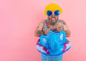 graisse homme avec barbe et perruque mange une popsicle et un crème glacée photo