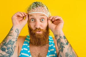 homme avec maillot de bain et cheveux casquette pour femmes est prêt pour le été photo