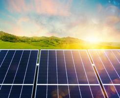 renouvelable énergie système avec solaire panneau et vert Montagne photo