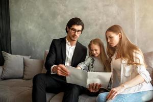 content peu fille lit une livre avec sa Parents photo