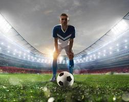 football joueur prêt à donner un coup le ballon de football à le stade pendant le rencontre photo