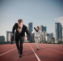 homme d'affaire actes comme une coureur. compétition et défi dans affaires concept photo