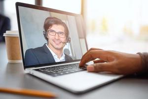 homme d'affaire est travail dans éloigné avec une appel vidéo dû à quarantaine de coronavirus COVID-19 [feminine. concept de intelligent fonctionnement. entreprise, bureau. photo