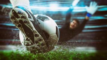 Football scène à nuit rencontre avec proche en haut de une football chaussure frappe le Balle avec Puissance photo