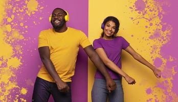 couple avec casque Ecoutez à la musique et Danse avec énergie sur violet et Jaune Contexte photo