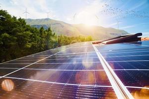 renouvelable énergie système avec solaire panneau sur le toit photo