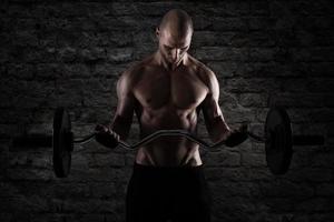 athlétique homme formation biceps à le Gym photo