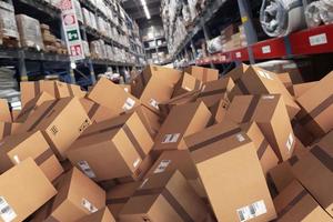 pile de cartons empilé sur le sol dans une entrepôt photo