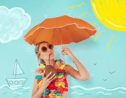 femme couverture se de le Soleil radiation avec un parapluie photo