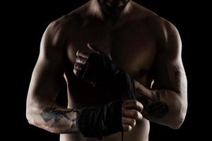 boxeur met le bandes à le sien mains photo