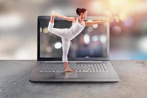 personnel entraîneur Est-ce que Gym leçon de yoga par l'Internet et portable photo