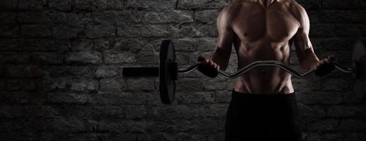 athlétique homme formation biceps à le salle de sport. à utilisation comme bannière photo