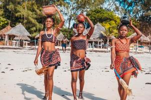 femmes avec typique kenyan vêtements promenade sur le plage photo