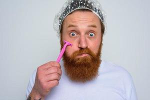 homme régler le barbe avec une le rasoir lame photo