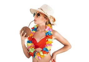 femme avec maillot de bain rafraîchissant avec une noix de coco photo