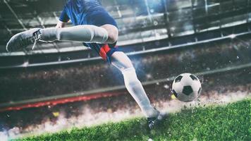 Football scène à nuit rencontre avec joueur coups de pied le Balle avec Puissance photo