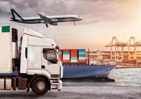 camion, avion et cargaison navire dans une dépôt avec paquets prêt à début à livrer. concept de transport industrie photo