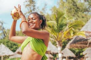 kenyan gens avec noix de coco à le plage avec typique local vêtements photo