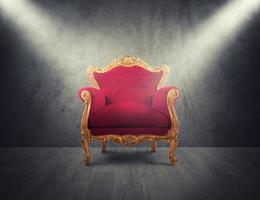 rouge et or luxe fauteuil. concept de Succès et gloire photo