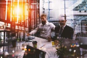 groupe de affaires gens travail ensemble dans Bureau photo