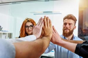 affaires gens en mettant leur mains ensemble comme travail en équipe et partenaire photo