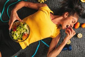 content femme manger en bonne santé et les trains dans le Gym photo