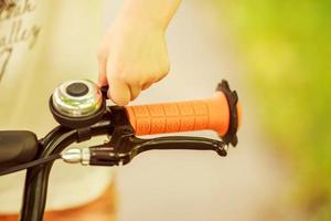 garçon avec une vélo sur le rue photo