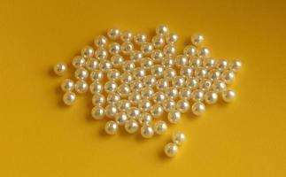 magnifique blanc perle bracelet bijoux perles pour mode ou art et artisanat équipement. objet photo isolé sur Jaune Contexte.