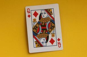 Djakarta, Indonésie - février 24, 2023 - reine seul. un commun en jouant cartes pour poker, jeu, ou juste pour amusement divertissement fins. objet photo isolé sur Jaune Contexte.