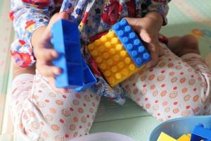 enfant jouant avec des blocs de construction photo