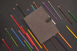 livre et crayons de couleur retour au concept d & # 39; école et d & # 39; éducation photo