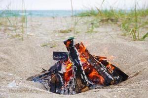 feu sur plage. concept de été vacances. photo