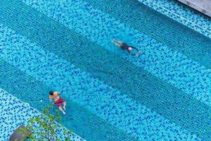 vue aérienne de dessus des nageurs dans la piscine