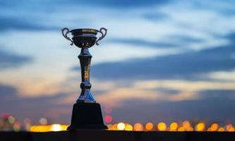 Une coupe du trophée sur fond de ciel crépusculaire nuageux photo