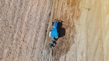 Vue de dessus des véhicules tracteurs agricoles travaillant au champ photo