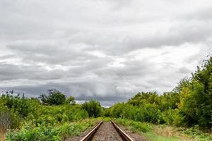 photographie sur le thème de la voie ferrée après le passage du train sur le chemin de fer photo