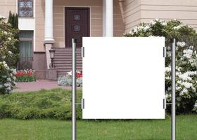 panneaux d'affichage avec le blanc écran sur le vente de le maison photo