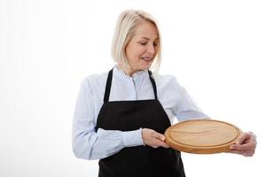 attrayant femme donne vide Pizza planche pour votre La publicité des produits isolé sur blanc Contexte. moquer en haut pour utilisation photo