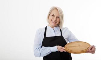 attrayant femme donne vide Pizza planche pour votre La publicité des produits isolé sur blanc Contexte. moquer en haut pour utilisation photo