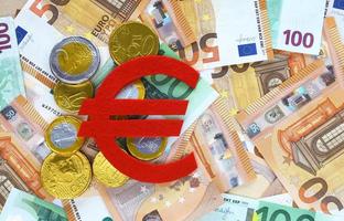 rouge se sentait euro devise symbole et golg Chocolat euro cents sur 50 et 100 euro billets de banque Contexte. européen monnaie. financier, banque, argent, économie, affaires concept. endroit pour texte, Haut voir. photo