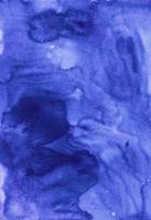 aquarelle Profond bleu Contexte texture main peint. aquarelle bleu violet Couleur taches sur papier. photo