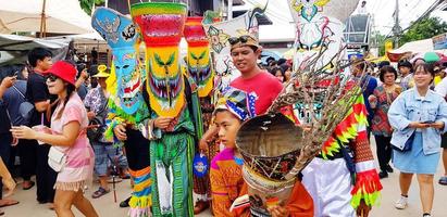 loei, thaïlande-février 6, 2023 phi ta khon ou fantôme festival. local gens et les enfants fabriqué à portant coloré Vêtements et fantôme masque pour célèbre culture ou traditionnel. photo