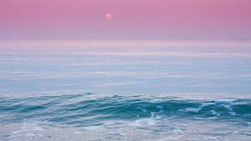 bulles sur d'or plage avec océan l'eau dans le Matin à Thaïlande des plages. photo