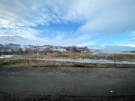 islandais hiver paysage avec neige couvert collines et bleu nuageux ciel photo