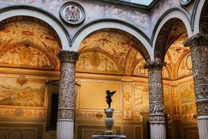 détail de intérieur conception dans Renaissance style avec petit ange statue comme centre pièce et Colonnes photo