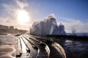 énorme vagues s'écraser sur le rive photo