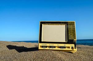 ancien la télé sur le le sable photo