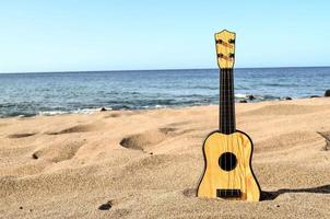 acoustique guitare sur le le sable photo