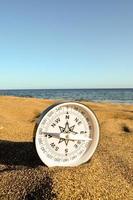 boussole sur le sable photo